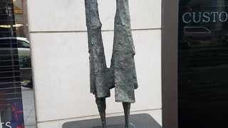 来るたびに初見の彫刻に出会います