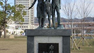 両親と子の像です