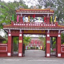 赤い門が立派な国立高等学校