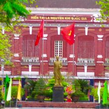 この銅像が若き日のホーおじさん