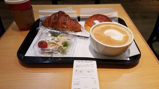 どんぶりみたいなカップのカフェオレ