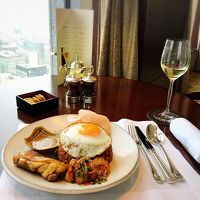 ラウンジで注文したナシゴレンと白ワイン