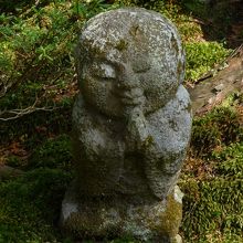 とても可愛らしいわらべ地蔵、１０個くらいある