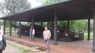 王宮に行く通りの途中にあります