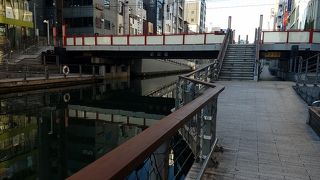 橋の幅も狭く作りも簡素