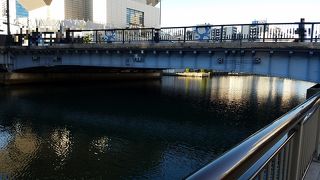 四つ橋筋沿いにあり車は一方通行