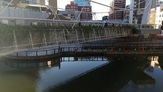 川に対して斜め45度で吊られている