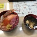 まるで魚のバイキング！その場で新鮮な海鮮丼♪