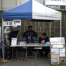 日本橋川の双十郎河岸発着の船便の乗船券の売り場の様子です。