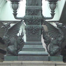 麒麟は、それぞれ南北に向かい飛び立つ態勢で設置されています。