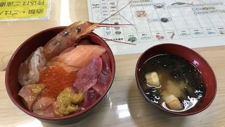 まるで魚のバイキング！その場で新鮮な海鮮丼♪