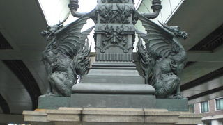 日本橋の中央の欄干部に麒麟の銅像が置かれています。羽搏く意味のようです。