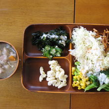 食べ放題の豚汁とサラダ