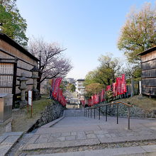 降りた右にある　おりると三条通り　猿沢の池