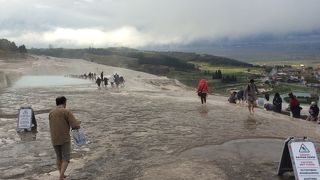 残念ながら、写真の青い水をたたえたものは？十年前の姿？