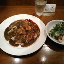 今日はシーフードカレー880円をいただきました。イカがメイン