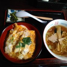 カツ丼とラーメンのミニミニセットは1000円です。