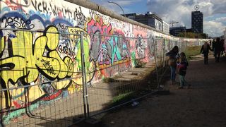 ベルリンの壁がキャンバスになっています