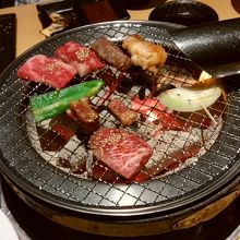 厳選7種と黒毛和牛極上カルビを焼いています