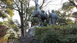 馬の手綱を引く姿