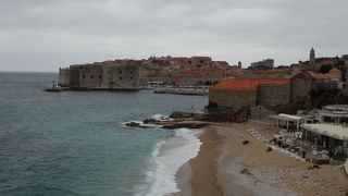 ビーチから旧港や城壁を眺められます。