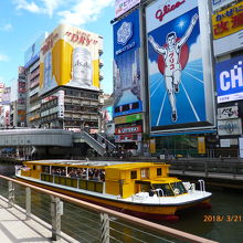 道頓堀を遊覧するボート。