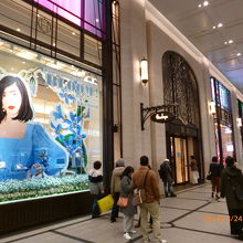 思わず立ち止まってしまうショーウインドウの演出です。