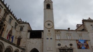 プラッツァ通りの奥にある塔