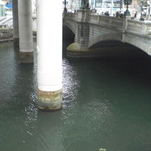 日本橋川に架かっている日本橋です。現在でも船が通っています。