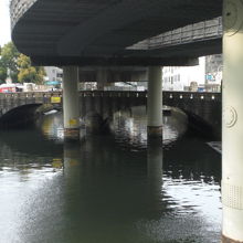 日本橋川の橋です。日本橋川の上を高速道路が走っています。