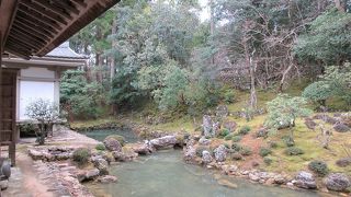 山の斜面を利用した庭園は見事です。