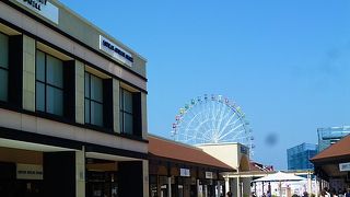 アウトレットの手前に`観覧車`が！
