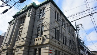 レトロな銀行建築を利用したテナントビル