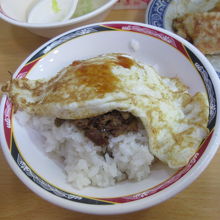 超絶絶品の半熟卵の乗った滷肉飯