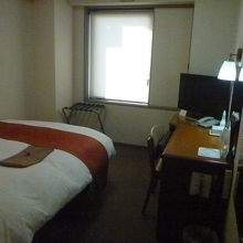 客室はビジネスホテルの標準サイズ。