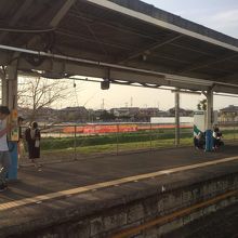 桜まつりの期間中、幸手駅に臨時停車する東武特急スペーシア。