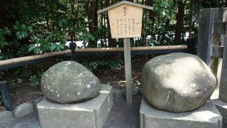 鶴と亀の姿が浮き出るという言い伝え