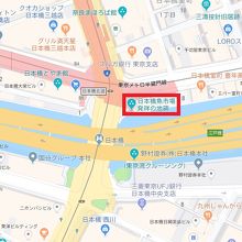 日本橋の記念碑が、日本橋の北側の東岸に設置されています。