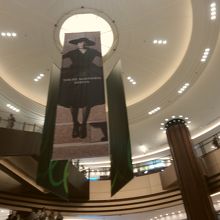 中の吹き抜けが印象的