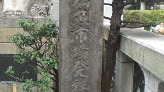 日本橋の北側に日本橋魚河岸記念碑があります。江戸の台所を預かる重要な場所です。