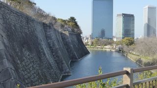 高石垣と近代ビルとのコントラストが見事