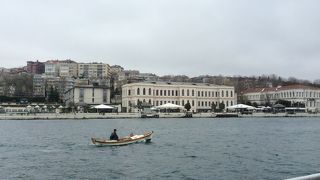水と周囲の建物に癒される