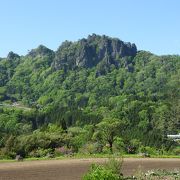 真田幸村で有名になった東吾妻町の岩山．標高は800m足らずだが絶壁