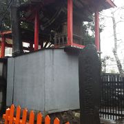 花園神社の社殿のお向かいにあります。