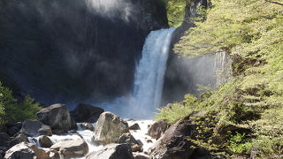 落差はそれほどありませんが圧倒的な水量を誇る