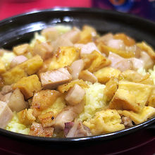 土鍋で提供される鶏肉と玉子の釜飯