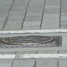 日本橋の車道の中央に置かれている日本国道路元標の本物です。