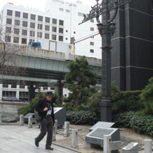 日本橋の北側には、元標の複製や石碑、解説等が置かれています。