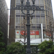 日本橋の北側に置かれている道路元標の複製と記念塔です。