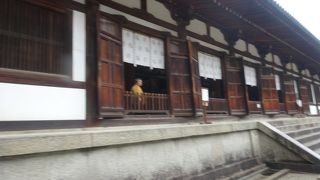 金堂の後ろにありました。